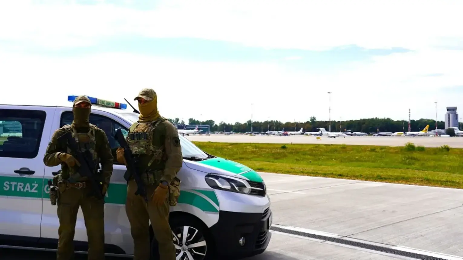 Palił papierosa w toalecie samolotu i nie słuchał załogi. Po lądowaniu w Balicach stał się agresywny