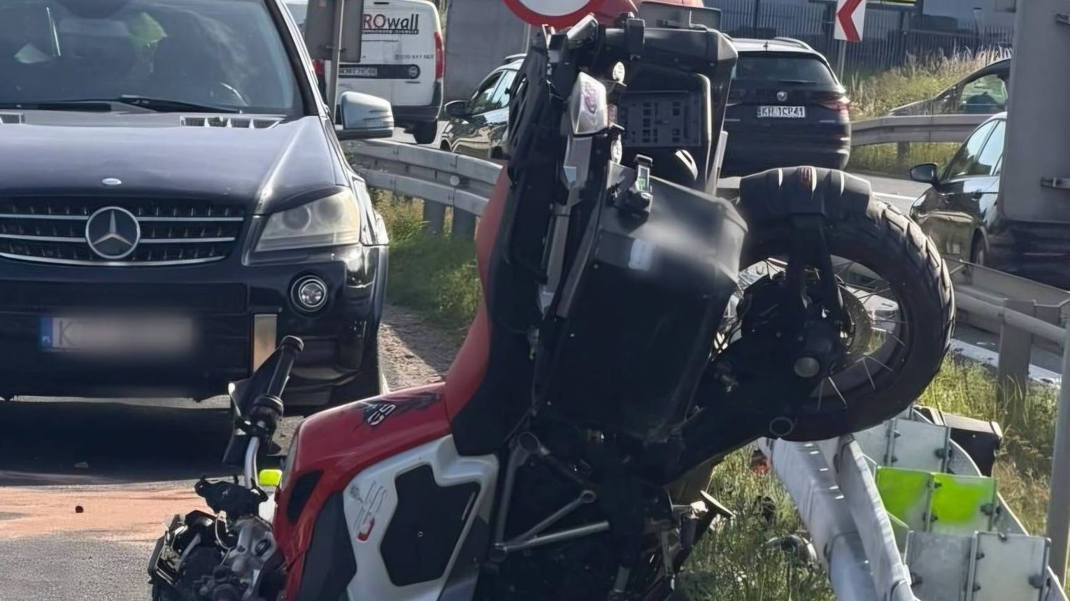Poważny wypadek na Zakopiance! Dwie osoby z motocykla ciężko ranne po zderzeniu w Gaju