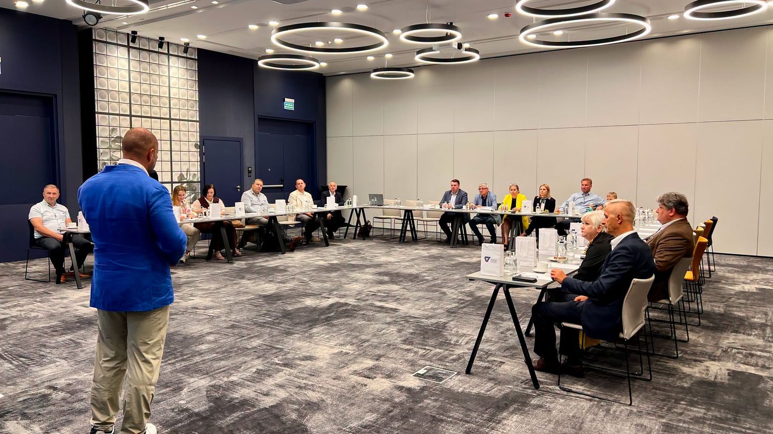 Radni Powiatu Krakowskiego odwiedzili Kraków Airport. Rozmawiali o rozwoju lotniska i planach na kolejne lata
